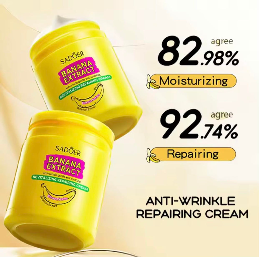 SADOER Banana Extract Cream on hand shows creamy texture and hydration.