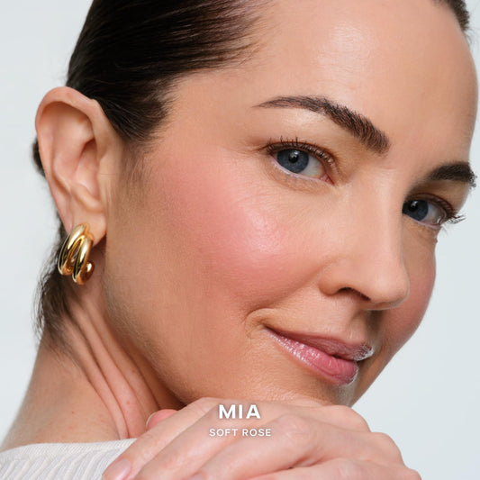 Saie SuperSuede Baked Blush texture close-up with velvety, diffused finish for seamless blending