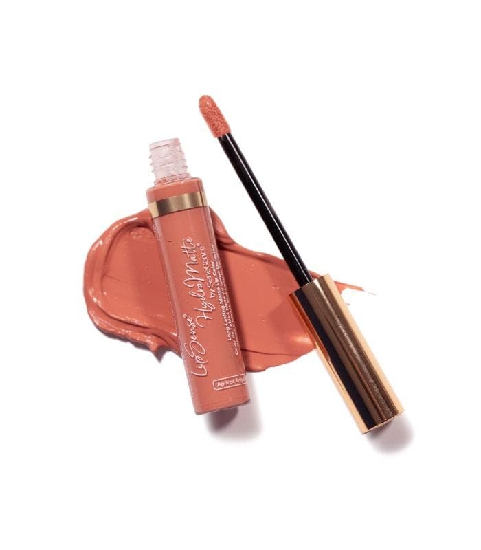 SeneGence LipSense HydraMatte one-swipe application provides fast color payoff.