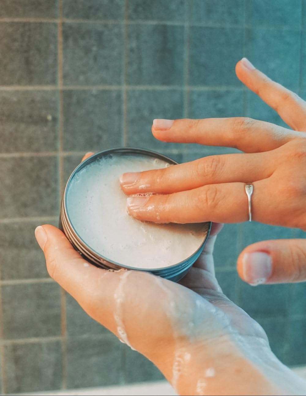 Ingredient close-up with bamboo extract and witch hazel for scalp cleansing