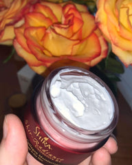 Cream swirl shot conveys luxurious texture and antioxidant-rich formula