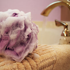 Shower Bouquet baby-blue loofah adds a refreshing bath mood.