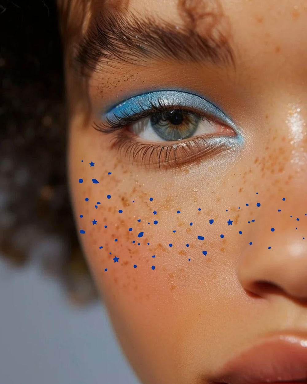 Simpilos blue face glitter applied on skin for fast, easy sparkle.