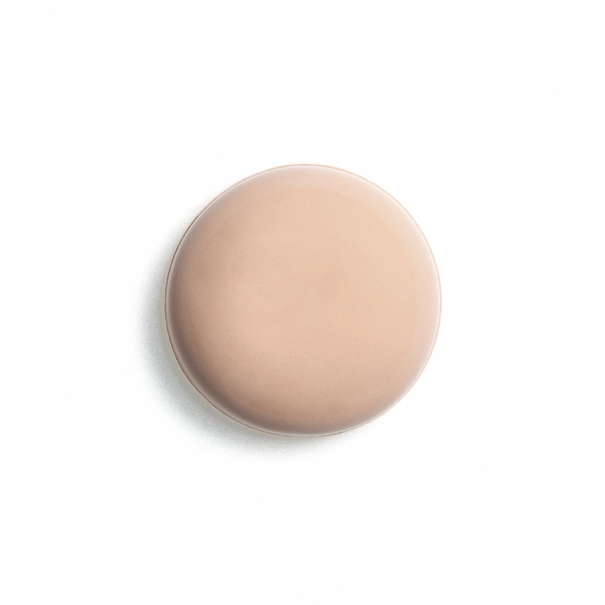 Fingertips applying Phyto-Hydra Teint No 0 for easy glide-on coverage