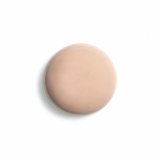 Fingertips applying Phyto-Hydra Teint No 0 for easy glide-on coverage