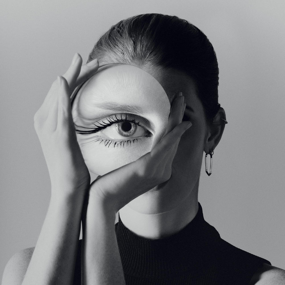 Sisley Paris Phyto-Noir Mascara wand in action shows precise separation and clump-free definition