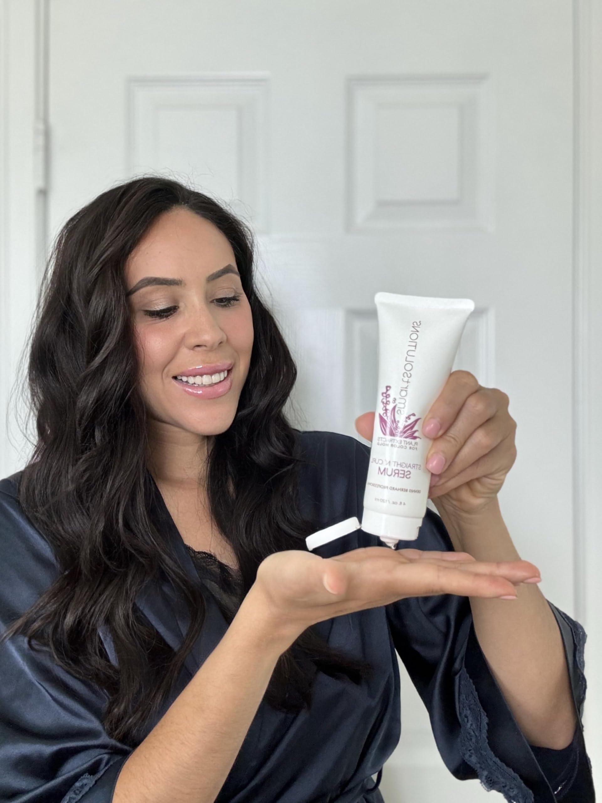SMART SOLUTIONS Straight N' Curl Serum brushing hair for frizz control and shine