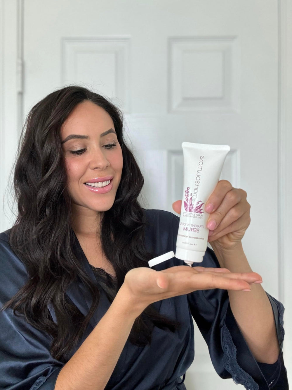 SMART SOLUTIONS Straight N' Curl Serum brushing hair for frizz control and shine