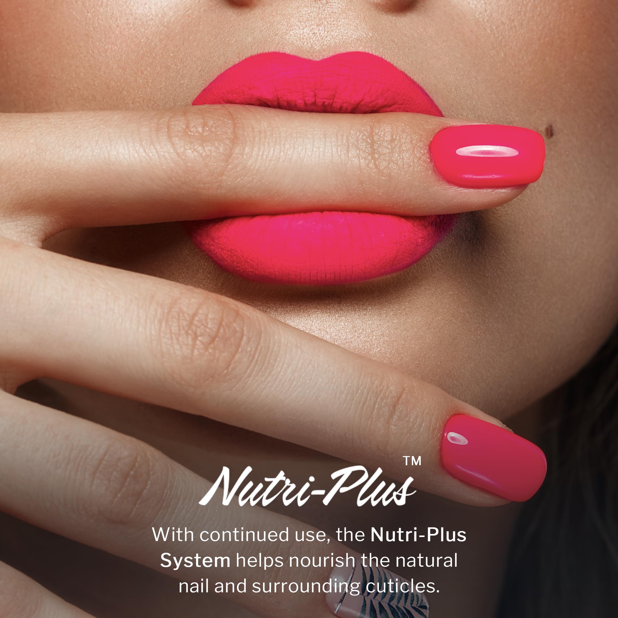 SNS Olive New York dip powder nails demonstrate chip-resistant wear and glossy shine.