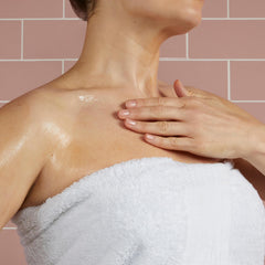 Soap & Glory Hydrate Expectations serum dispense, easy application for quick hydration.