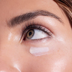 Cooling, creaseless formula delivers daily UV defense with a refined finish around the eyes.