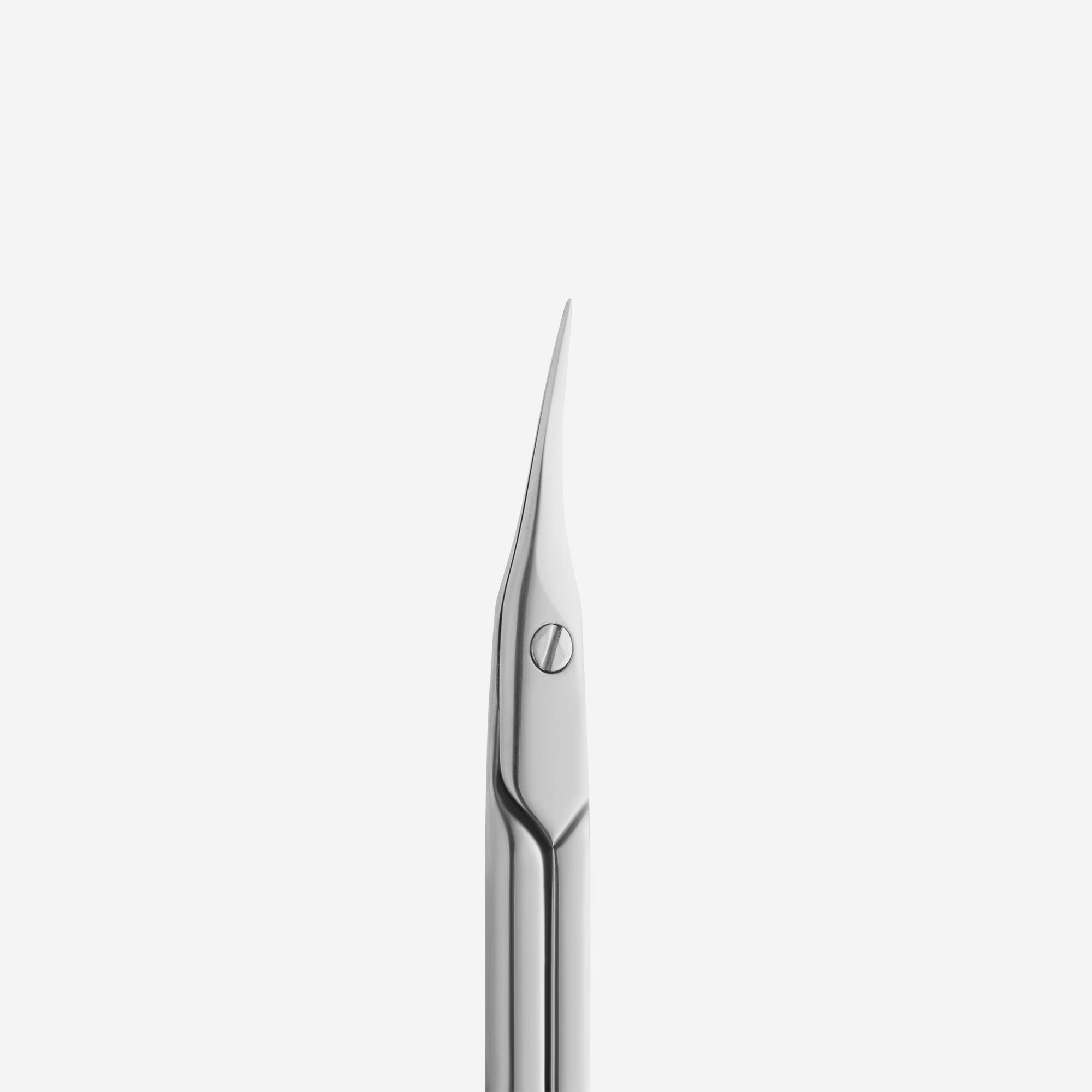 Classic blade curve supports comfortable, controlled nail care.