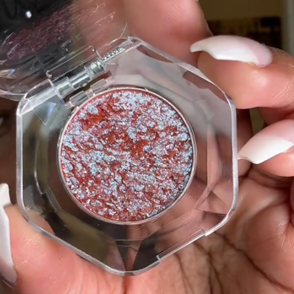 Sudxin Adriana Nicole Ethereal eyeshadow enables easy layering for a sophisticated finish.