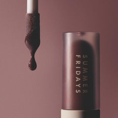 Summer Fridays Dream Lip Oil cap and wand design ensures precise application.
