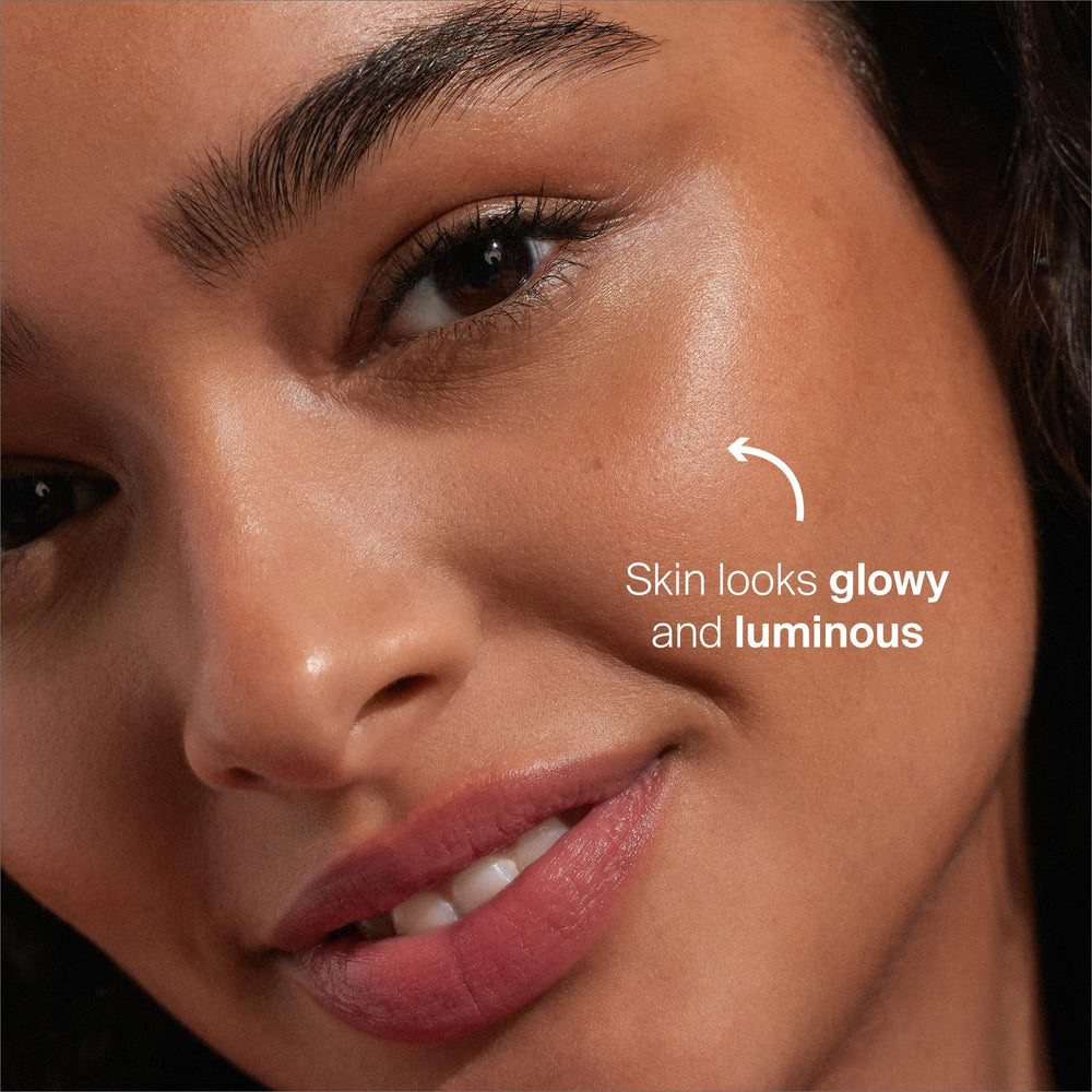 Detail of hyaluronic acid in Glowscreen Sunset suggesting hydration and plumping benefits.