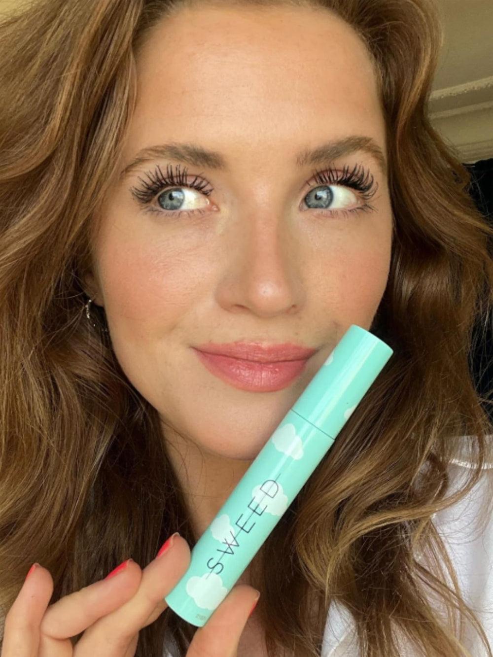 SWEED Cloud Mascara lashes form a dramatic fan look