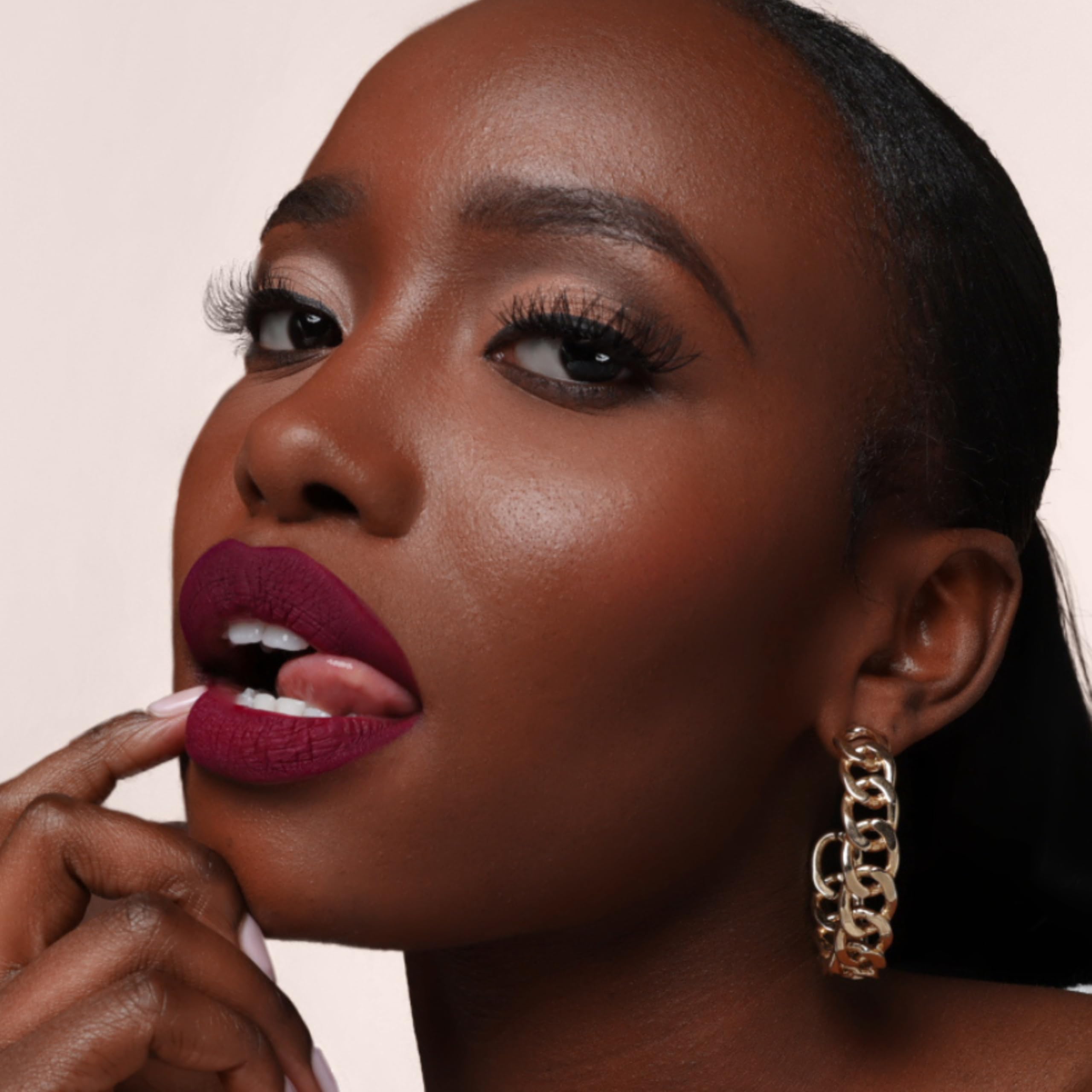 Lips nourished by jojoba oil and vitamin E during wear