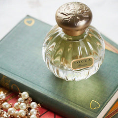 Tocca Florence pear note detail evokes crisp, sunny sweetness.