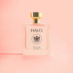 Tova Halo spray mist demonstrates easy, even application for all-day wear.