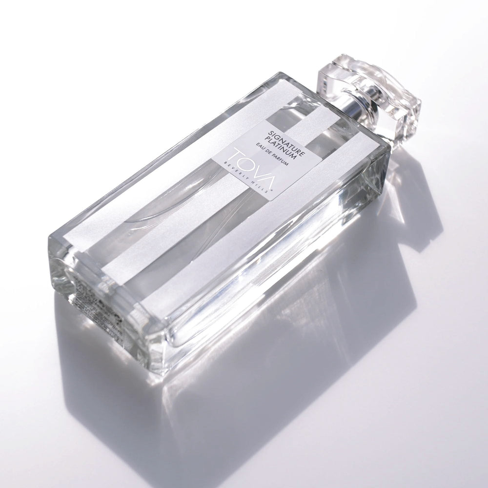 Tova Signature Platinum cap detail reflects premium craftsmanship for a luxurious fragrance ritual.
