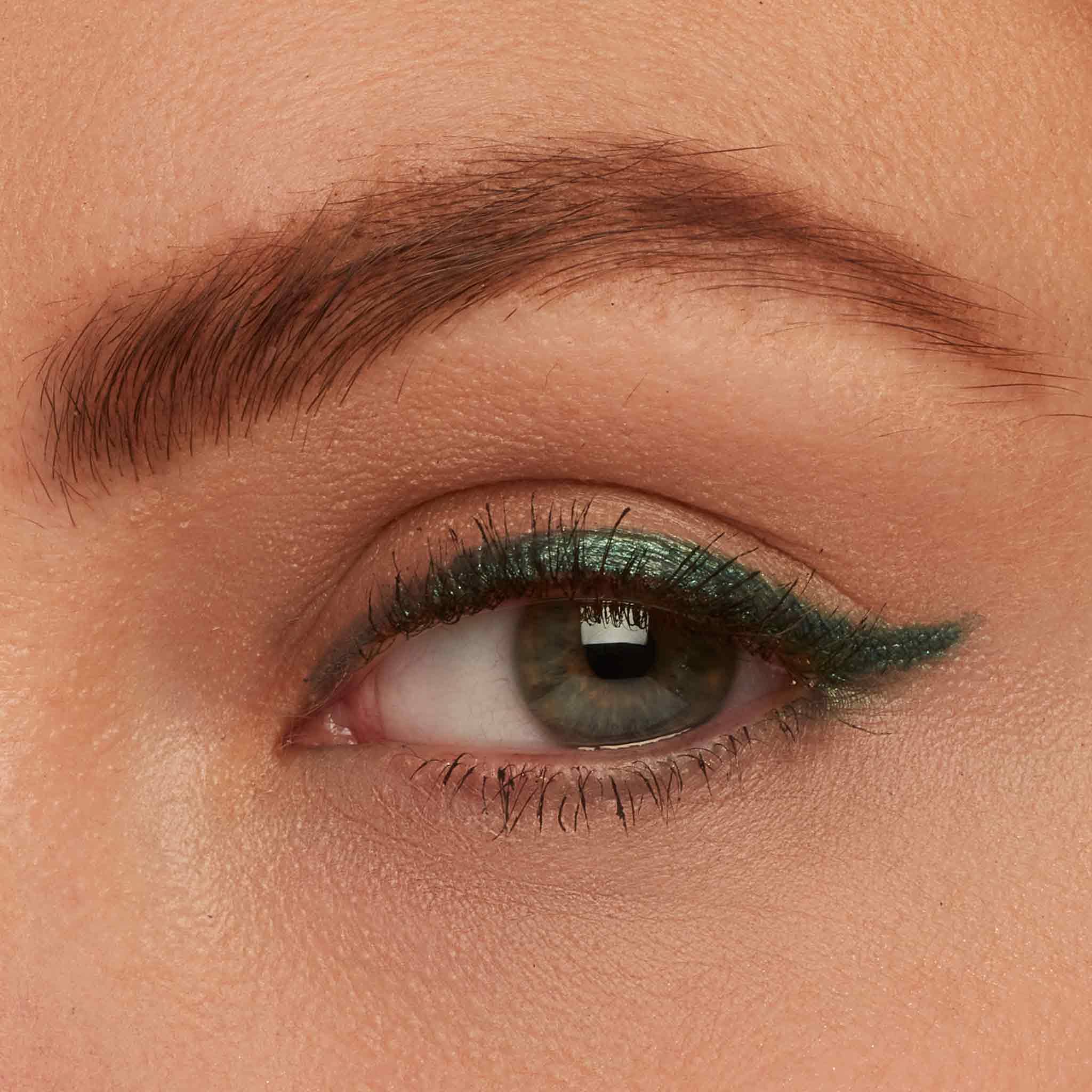 TRE'STIQUE Eyeliner refillable Forever Case enables sustainable, waste-free beauty.