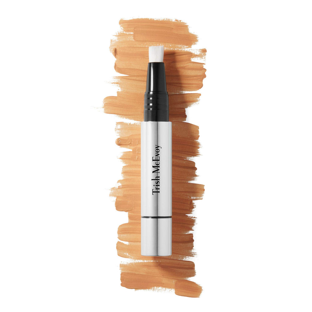 Trish McEvoy Shadow Eraser Peach shade for face brightness and light-reflecting glow.