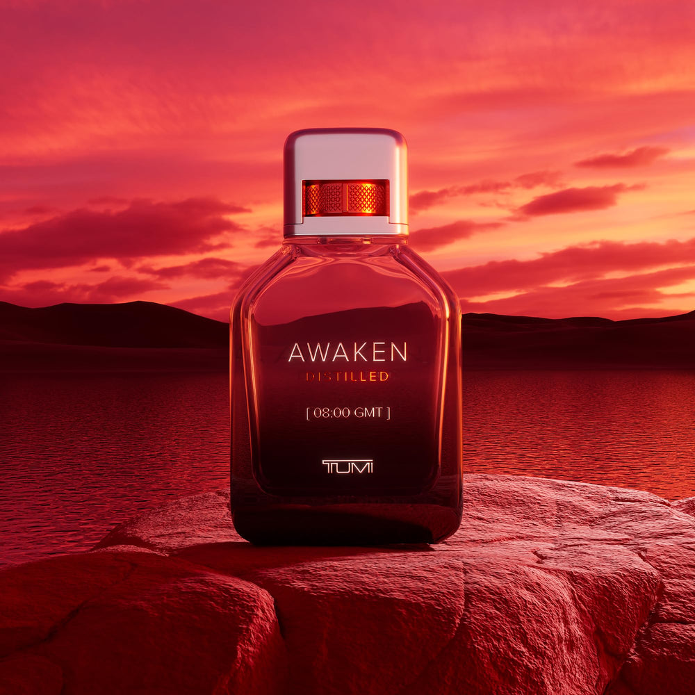 Base notes of amberwood and cedarwood in TUMI Awaken Distilled for warmth
