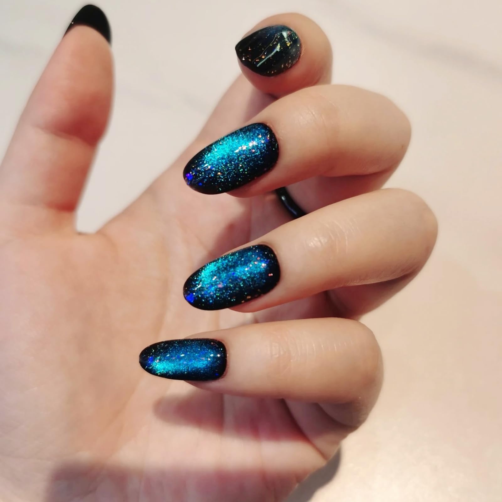 UNIYVOH Cat Eye glitter nails provide a bold shimmering look
