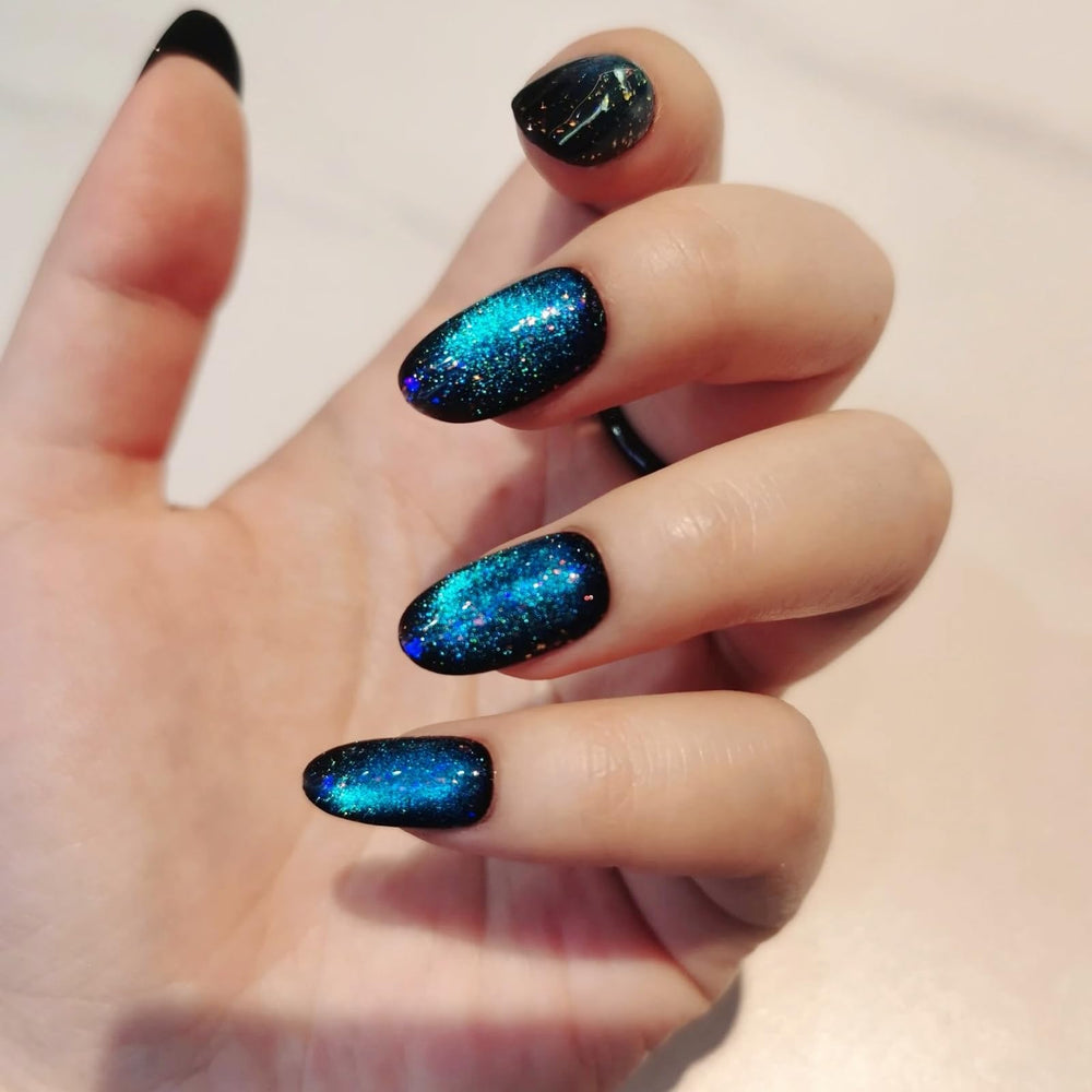 UNIYVOH Cat Eye glitter nails provide a bold shimmering look