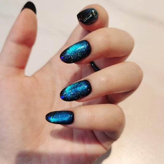 UNIYVOH Cat Eye glitter nails provide a bold shimmering look