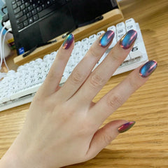 UNIYVOH Aurora Night S nails displaying magnetic shimmer in daylight for versatile style