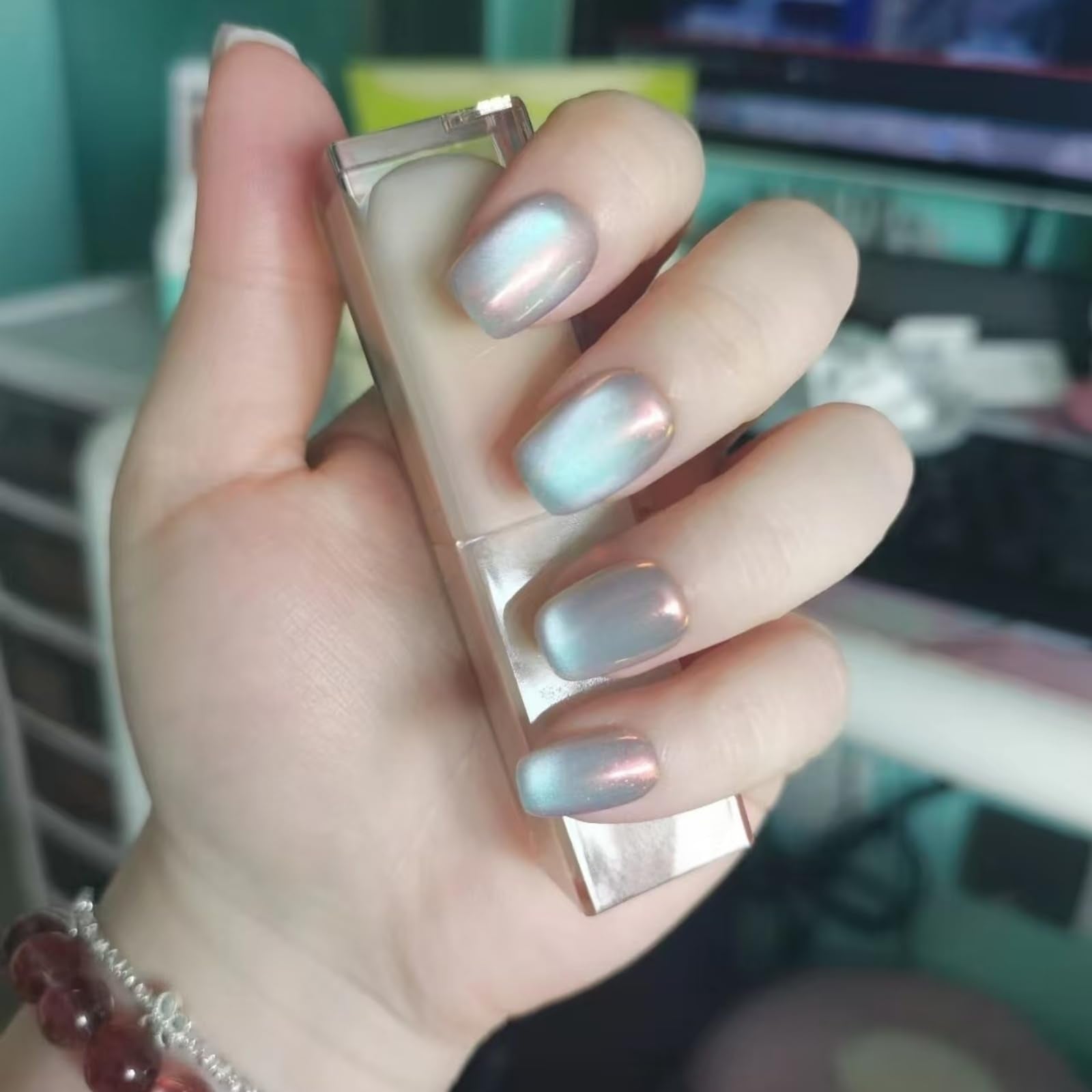 UNIYVOH French tip nails with clean, timeless accent.