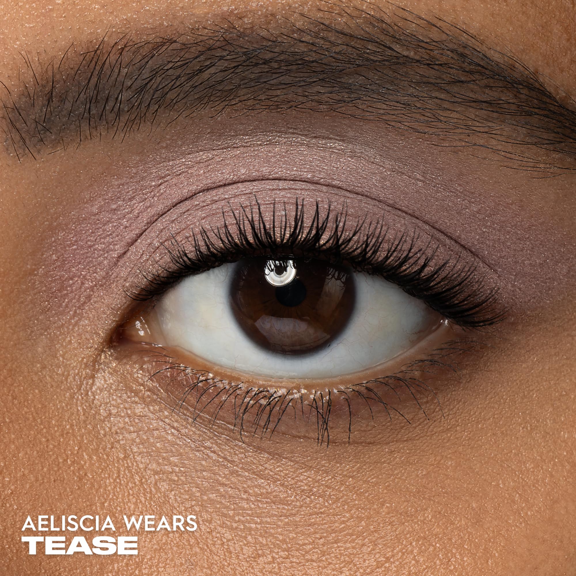 URBAN DECAY 24/7 Eyeshadow Tease pigment close-up highlights rich color payoff in a creamy finish