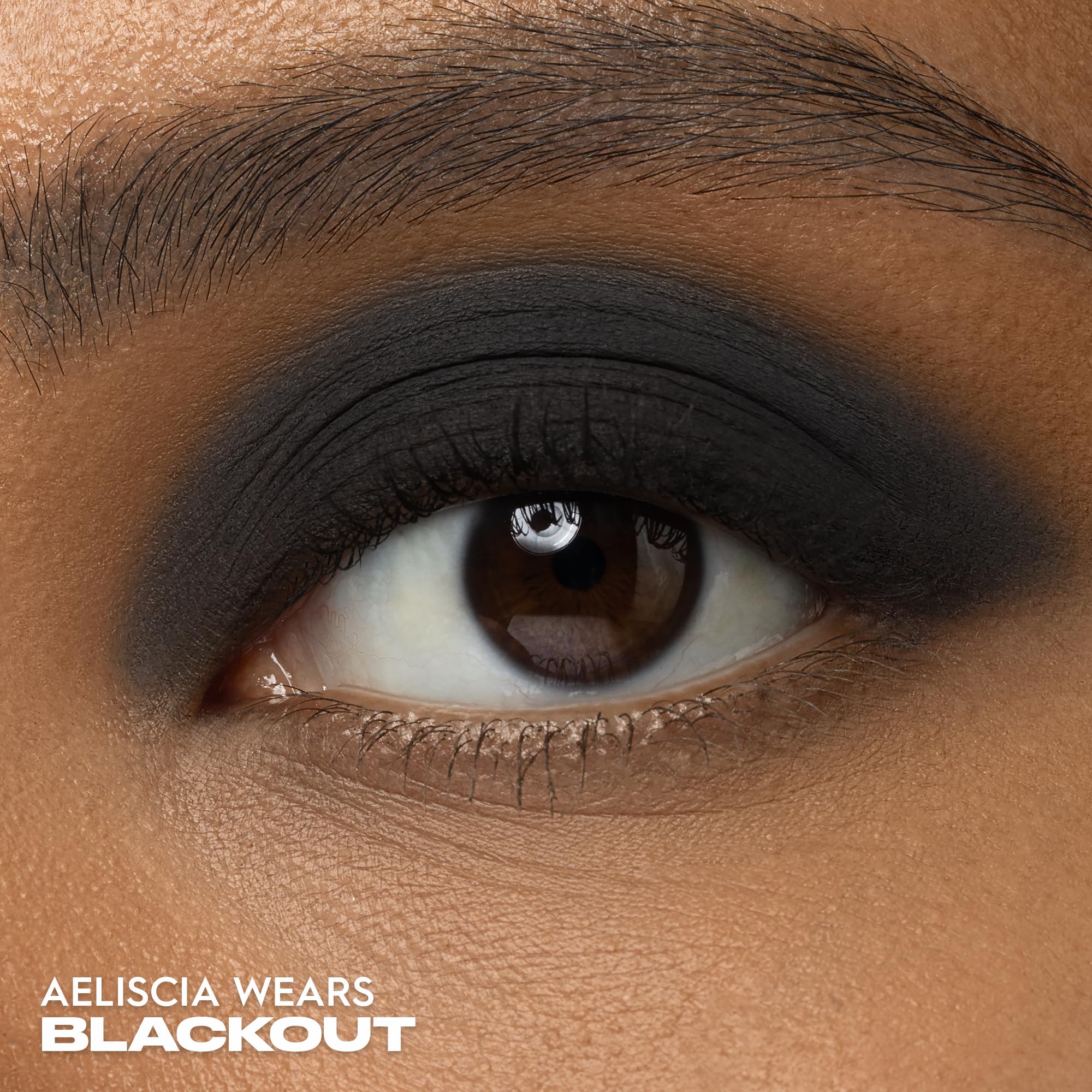 Urban Decay 24/7 Eyeshadow blendable colors for seamless eye makeup.