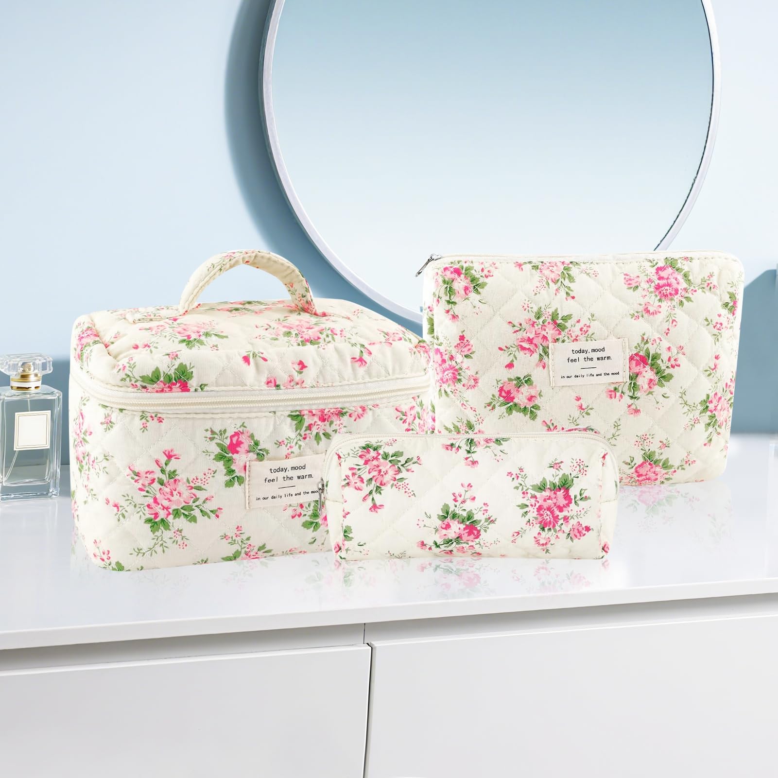 URSKYTOUS travel-ready kit, compact yet roomy for cosmetics.