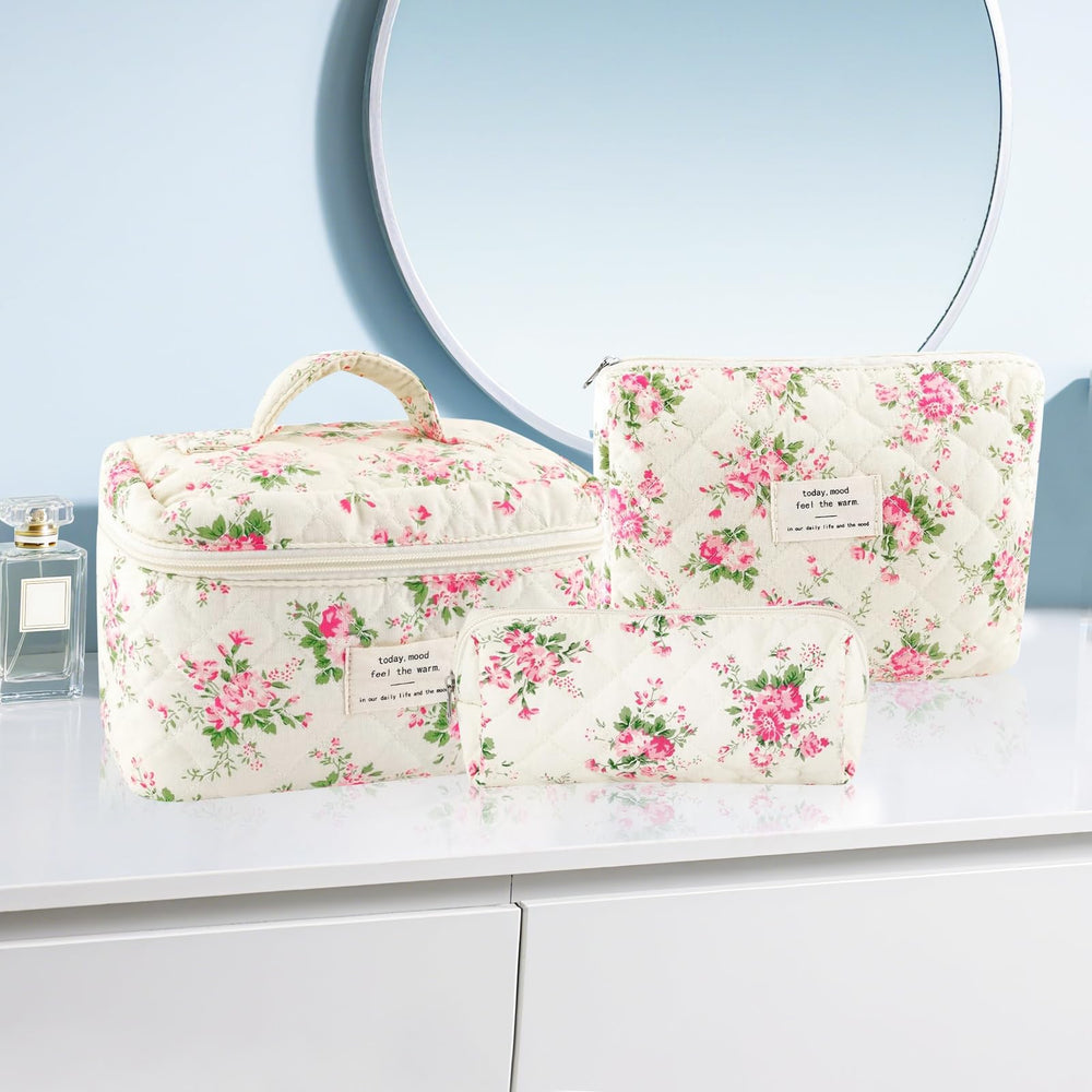 URSKYTOUS travel-ready kit, compact yet roomy for cosmetics.