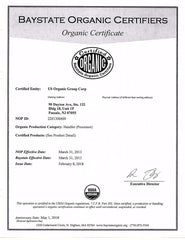 US Organic Macadamia Nut Oil texture close-up shows golden hue