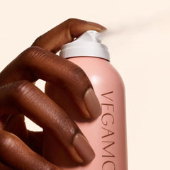 VEGAMOUR GRO Dry Shampoo emits a light bergamot citrus scent.