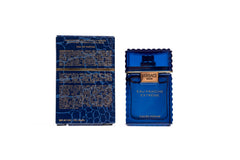 Versace Eau Fraiche Extreme note-cedar-tarragon close-up highlights fresh aromatics.