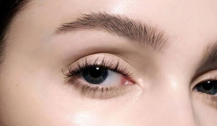 Victoria Beckham Feather Fix Brow promotes soft, feathered definition for brows.