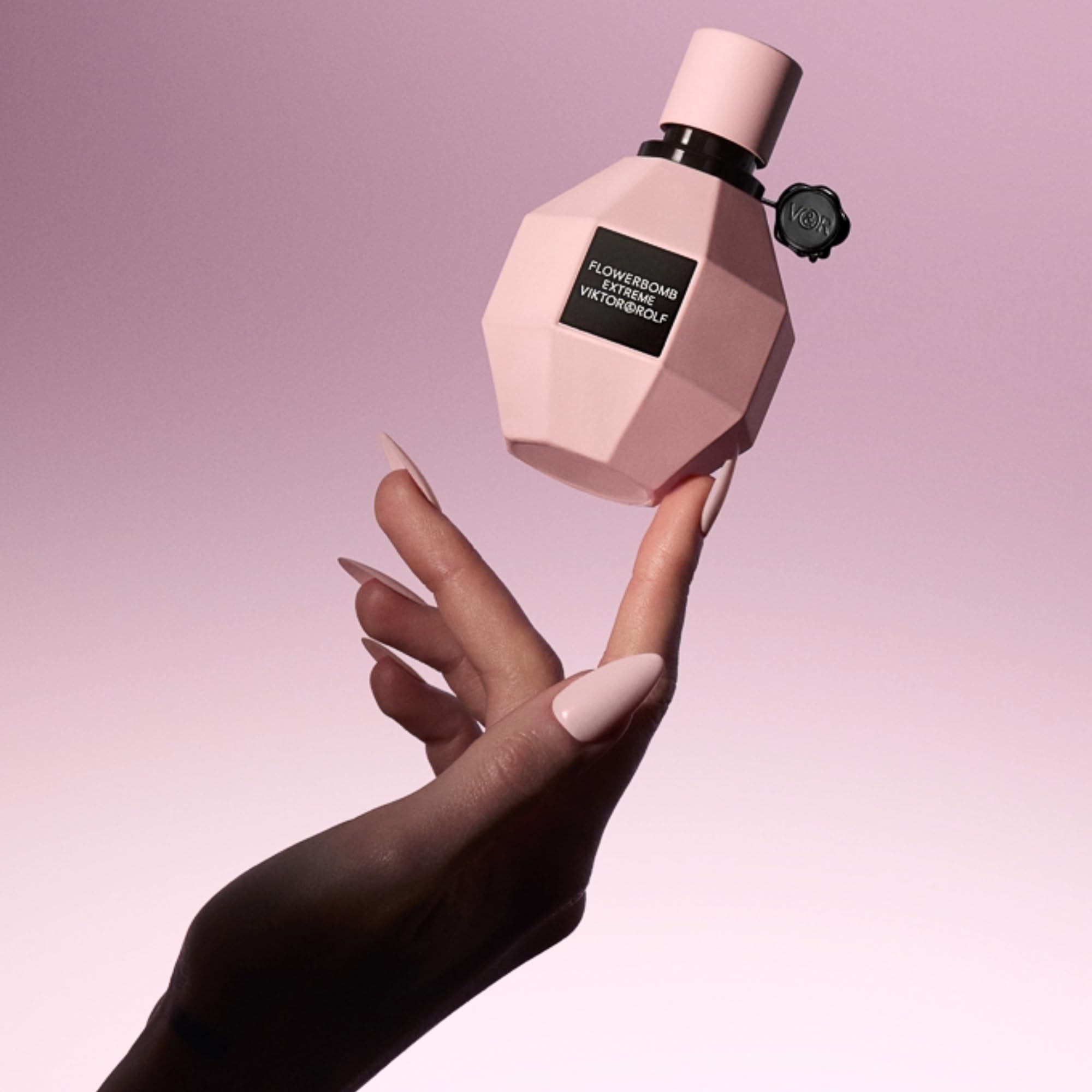 Viktor&Rolf Flowerbomb Extreme cap detail highlights premium design.