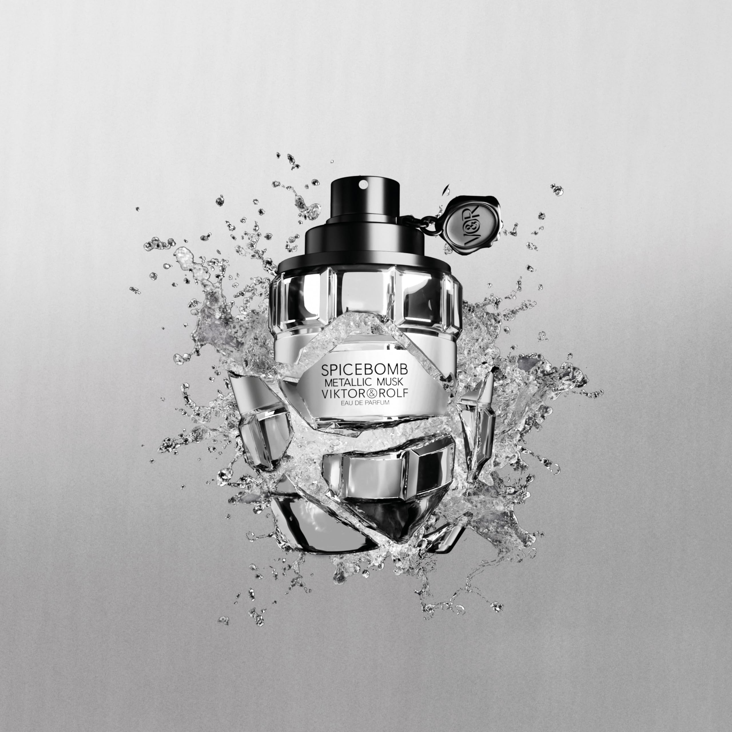 Viktor&Rolf Spicebomb Metallic Musk closecap detail highlights premium finish