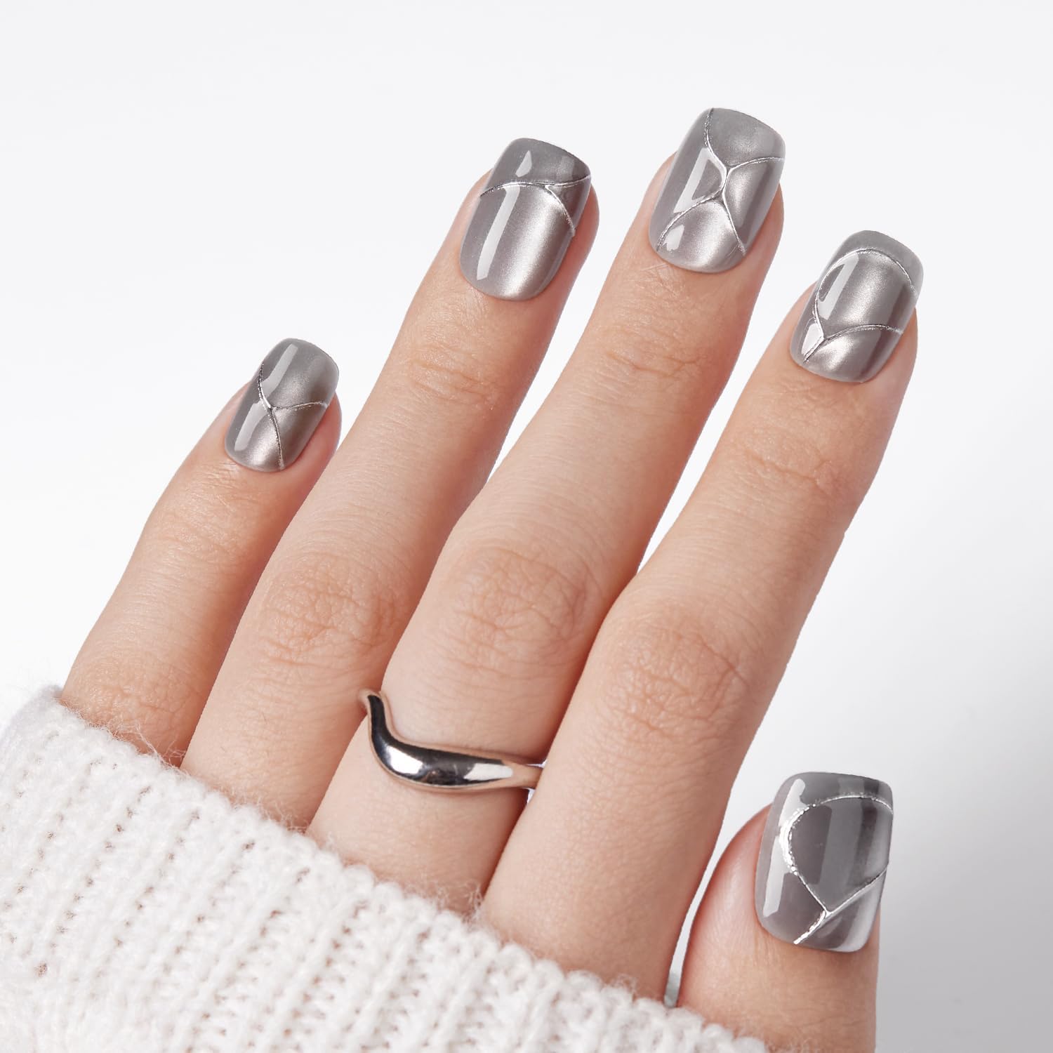 VSALON Valentine 3D art design adds sparkle to everyday nails.