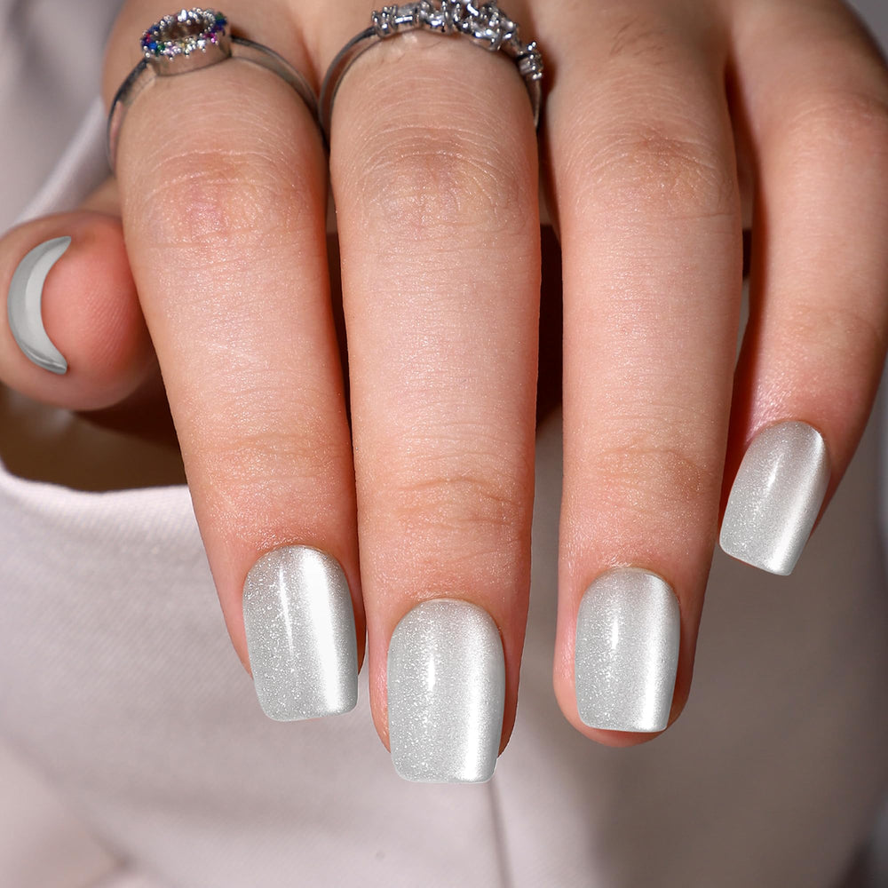 WAFOLOZE gel press-on nails with silver cats-eye design for a luxe look