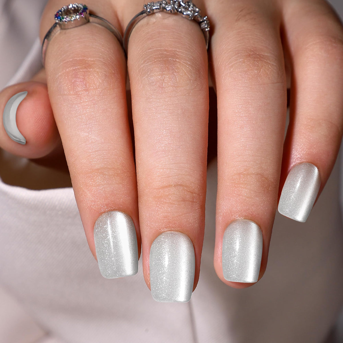 WAFOLOZE gel press-on nails with silver cats-eye design for a luxe look
