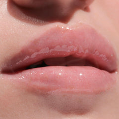 Wander Beauty Lip Retreat Oil Oasis Glow swatches reveal a delicate lip shimmer