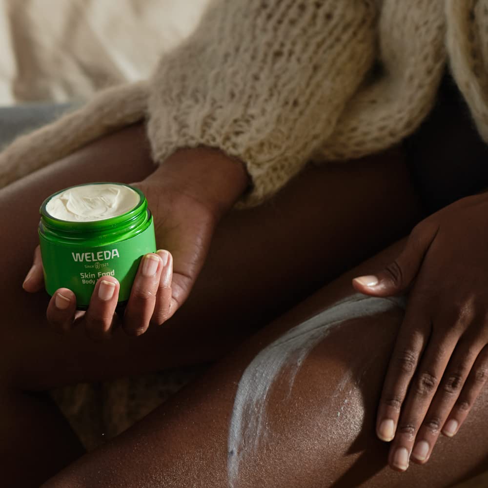 Botanical blend including sunflower oil supports daily skin resilience.