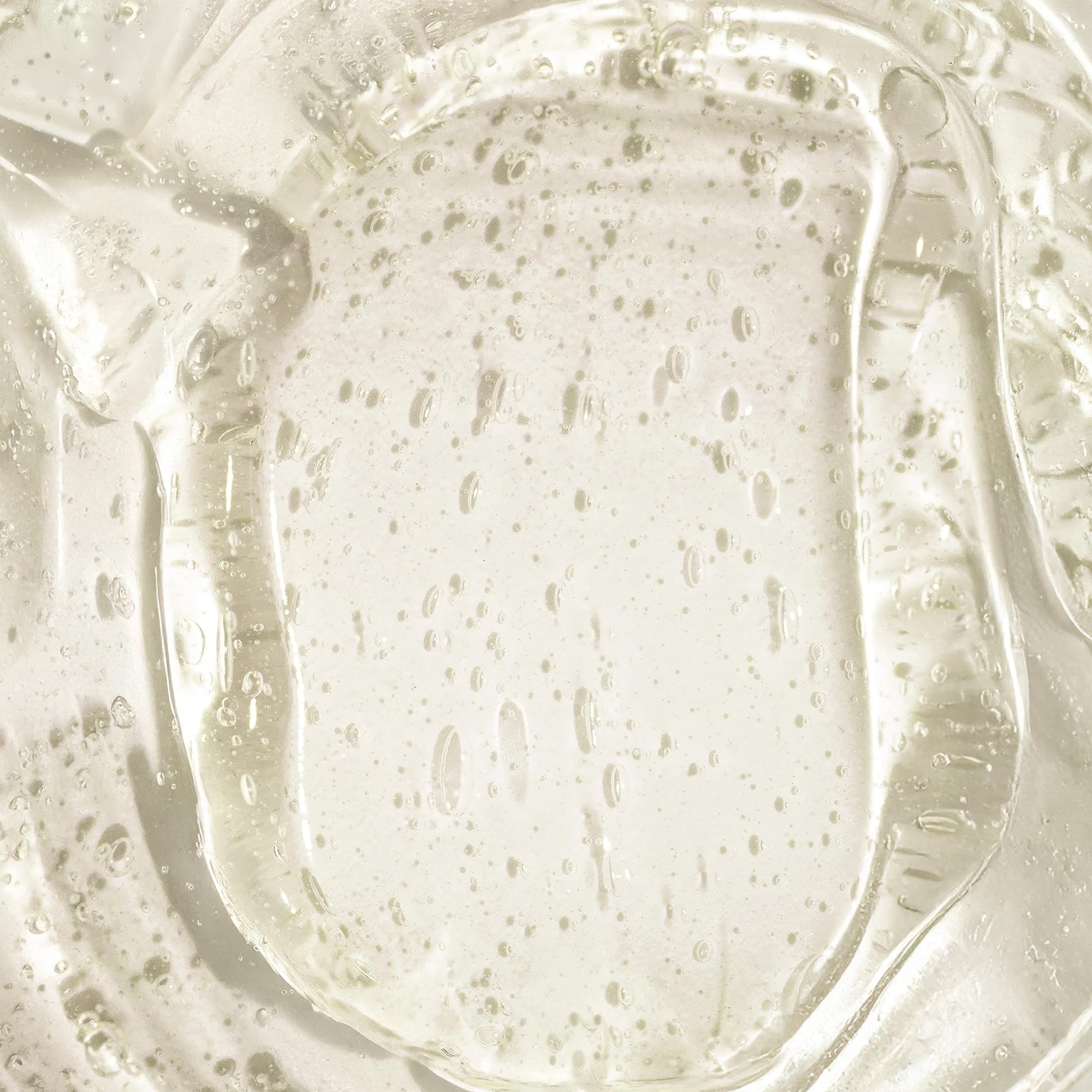 WELLBEL Gelée Detox Shampoo foamy lather highlighting gentle buildup removal.