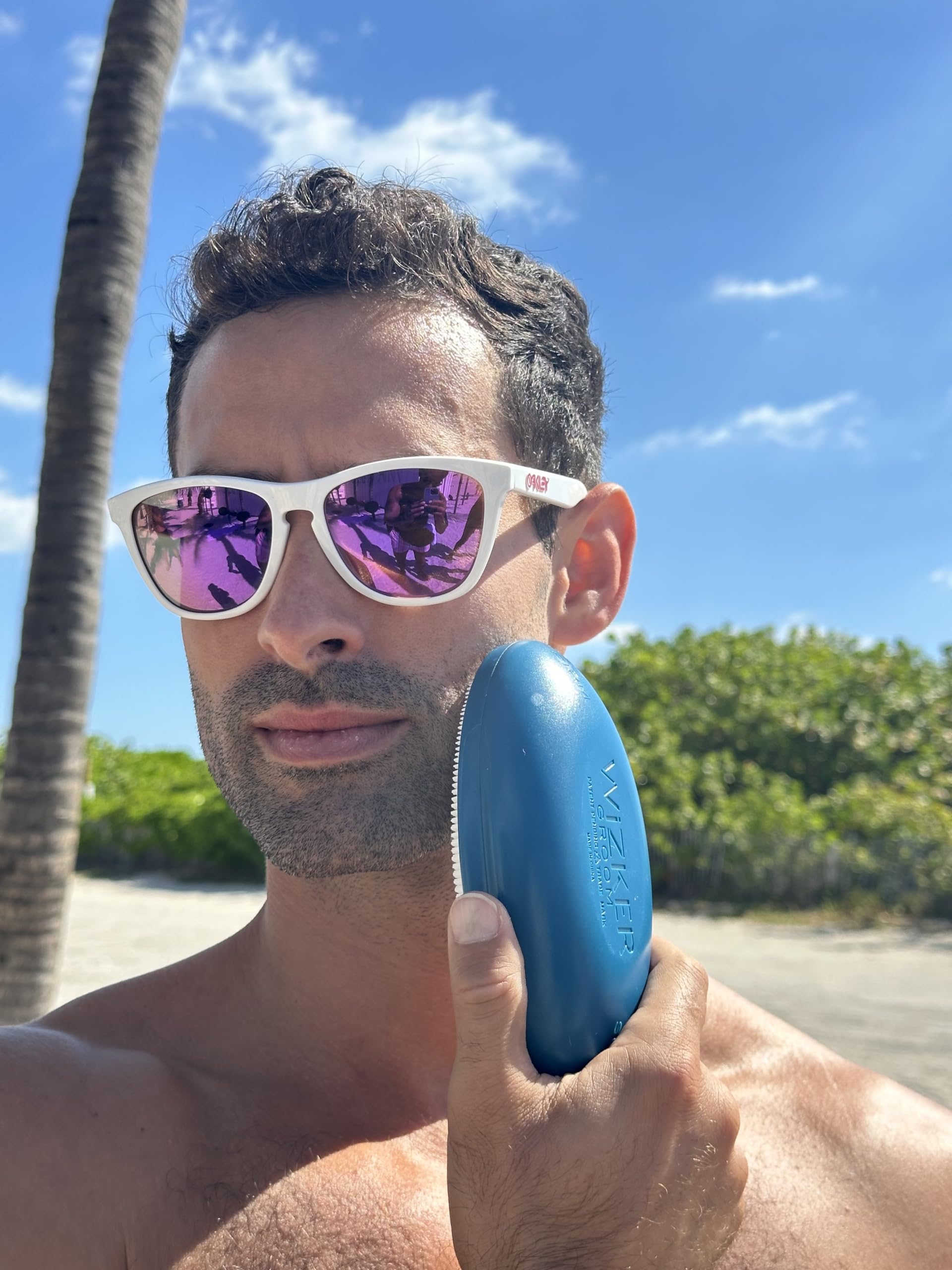 WIZKER Premium ingrown hair exfoliating brush targets underarms and bikini lines with gentle care