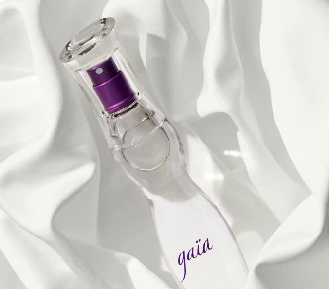 Yanbal Gaia perfume spray dispense showing easy application.